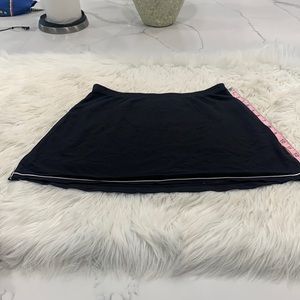 TAIL Vintage Active Wear Short Skirt. Black with Thin White‎ hem stripe. M(720)